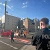 Klimaaktivisten haben die Gögginger Straße vor dem Polizeipräsidium blockiert.