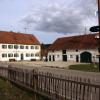 Fast 100 Jahre alt ist das Wohnhaus des Woidl-Hofs in Gundertshausen. Sebastian und Sonja Ziegler wollen dem stattlichen Gebäude wieder neues Leben einhauchen.