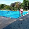 Dieter Behrends, Vorsitzender des Fördervereins Freibad Krumbach zeigt auf die Stelle, wo sich bald die Treppe in das Schwimmerbecken befinden könnte. 