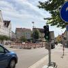 Am Oswaldplatz in der Neuburger Innenstadt befindet sich die große Nahwärme-Baustelle der Stadtwerke. Bis Ende der Sommerferien werden dort die Leitungen verlegt. Eine Ampel regelt den Verkehr.