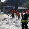 Große Mengen Hagelkörner können wie Schnee im Sommer aussehen. (Archivbild)