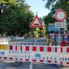 Seit Ferienbeginn wird die Fahrbahndecke der B16 in Ichenhausen erneuert. Für den Durchgangsverkehr ist die Strecke gesperrt.