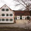 So präsentiert sich der Woidl-Hof in Gundertshausen heutzutage. Sowohl das Wohnhaus als auch das Stall-Scheunen-Gebäude sind Baudenkmäler.