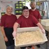 Haben in der Hostienbäckerei der Lebenshilfe in Wemding gut zu tun: (von links) Birgit Christ, Tobias Wonder und Helmut Östreicher. 