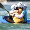 Als die Bronzemedaille für den Augsburger Kajakfahrer Noah Hegge feststand, sprang Silbermedaillengewinnerin Elena Lilik ins Wasser und umarmte als erste Gratulantin ihren Team- und Vereinskollegen. 