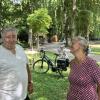 Lothar Zull und Margit Stapf im Luitpoldpark vor der Open-Air-Ausstellung des Schwabmünchner Fotokollektivs.