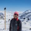 Tourführerin Sandra Kaiser auf dem Jungfraujoch. Im Hintergrund der Aletschgletscher in seinem breiten Bett. Die Alpendohlen sind auch in diesen Höhen zuhause und buhlen bei den Touristen um Brosamen. Man trifft sie sogar auf dem Mount Everest an.