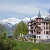 Das Grandhotel Giessbach im Schweizer Holzstil thront in dieser Form seit 1883 über dem Brienzersee. Es liegt inmitten eines 22 Hektar großen Waldparks.