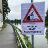 „Wir wollen radeln statt baden gehen.“ Ein Schild mit dieser Aufschrift hat ein Unbekannter am Nachtbergweg angebracht. Denn dieser ist seit knapp einer Woche für Radfahrer gesperrt. 