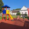 Schaukel, Rutsche, die Wippe im Hintergrund und ein Federtier hat die Gemeinde für den neuen Spielplatz zur Verfügung gestellt. Elena und Leonie sind meistens auf den Schaukeln anzutreffen.