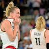 Leonie Fiebich (links) und die deutsche Basketball-Nationalmannschaft haben das Viertelfinale gegen Frankreich verloren.  