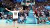 Störte den Ablauf: Ein Mann in der Basketball-Arena.