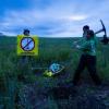 Aktivisten der Umweltschutz-Organisation Greenpeace pflanzen zum Protest gegen Gasbohrungen Bäume auf dem geplanten Bohrfeld.