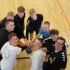 Die B-Junioren des TSV Mindelheim haben sich für die Handball-ÜBOL qualifiziert. Unser Bild zeigt (von links unten im Uhrzeigersinn): Noah Freuding, Paul Schmidt, Toibias Varga, Felix Scharpf, Vincent Reichert, Evgenij Dawidow, Jeremy Baumgartl, Trainer Marc Rotter und Jan Rotter.