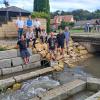 Zur Einweihungsfeier der WWF-Flussbefreier-Aktion kamen Josef Oßwald aus Holzheim, Landrat Klaus Metzger, Bürgermeister Roman Pekis (hinten von links), Ruben van Treeck und Sigrun Lange vom WWF (Mitte von links), Initiator Matthias Schlicker, Leo Raab (Fischereiverein Holzheim), Jesse Staber (Landesbund für Vogelschutz) und David Iwan als Vertreter der Bürger (vorne von links).