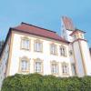 Der Pfarrhof in Zaisertshofen und im Hintergrund die Kirche St. Silvester.