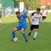 Die Reimlinger (in Blau, am Ball: Andreas Sing, gegen Michael Brenner) hatten im Toto-Pokal-Achtelfinale keine Probleme mit der SpVgg Ederheim.