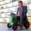 Wolfang Heckl, Generaldirektor des Deutschen Museum, sitzt während der Eröffnung der ersten neuen Dauerausstellung „Landwirtschaft und Ernährung“, die im Deutschen Museum präsentiert wird, auf einem Spielzeug-Traktor. 