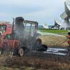 Völlig ausgebrannt ist die Zugmaschine auf einem Feld nahe der Erdfunkstelle Raisting. 