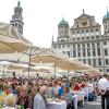 Hunderte Menschen kamen auch dieses Jahr zur Friedenstafel auf den Augsburger Rathausplatz.