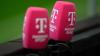 Zwei Mikrofone von Magenta Sport stecken an einer Bande bei einem Fußballplatz. Zwei Mikrofone von Magenta Sport stecken an einer Bande bei einem Fußballplatz.