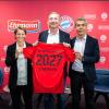 Die Fußballerinnen des FC Bayern München und die Molkerei Ehrmann vereinbaren eine Kooperation bis 2027. Unser Foto zeigt: (von links) Bianca Rech, Direktorin Frauenfußball beim FC Bayern, Christian Ehrmann, Vorstandsvorsitzender der Ehrmann GmbH, und Michael Diederich, Stellvertretender Vorstandsvorsitzender des FC Bayern.