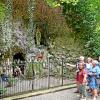 Auf die idyllisch gelegene Lourdesgrotte in Ustersbach können die Einwohner stolz sein. Sie war eine Station beim Ortsrundgang mit (von links) Angelika Ortner (vorne), Anita Wagner (dahinter), Anja Völk, Barbara Satzinger, Sabine Spennesberger und Anneliese Maierhörmann.