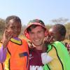 Elvis Rexhbecaj beim Besuch a Schule in South Africa. The journey of the game of FC Augsburg in the Erinnerung-behalten. 