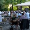 Im Riegele-Biergarten nahe dem Hauptbahnhof ist es erlaubt, eigenes Essen mitzubringen. Auch andere Biergärten in Augsburg lassen diese alte Tradition noch zu.