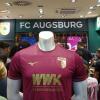 Großer Ansturm im FCA-Shop. Das neue "Römertrikot" begeistert die Fans.