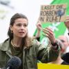 Prominenter Protest: Vor dem niedersächsischen Landtag warnt Klimaaktivistin Luisa Neubauer vor einer Gasförderung nahe dem Nationalpark Wattenmeer.