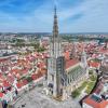 Farbige Glasfenster schmücken das Ulmer Münster. Jakob Griesinger hat von diesen Glasmalern sein Handwerk gelernt. 