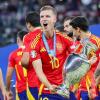 Dani Olmo jubelt nach dem EM-Sieg mit dem Pokal. Jetzt verlässt er RB Leipzig.