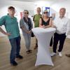 Vorbereitung für die Ausstellung in der VR-Bank Landsberg-Ammersee. Von links im Bild: die Künstler Martin Paulus, Gabriele Lockstaedt, Peter Wilson, Alexandra Lutzenberger vom Landsberger Tagblatt, Stefan Jörg (Vorsitz VR-Bank Landsberg-Ammersee), Manfred Doll (VR-Bank-Pressechef). Es fehlt der Künstler Andreas Kuhnlein. 