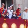 Der britische König Charles III., Königin Camilla stehen mit Prinz William, Kate, Prinzessin Sophie, Prinz George, Prinz Louis und Prinzessin Charlotte auf dem Balkon des Buckingham Palastes, um den Vorbeiflug nach der „Trooping the Colour“-Zeremonie zu sehen, während König Charles seinen offiziellen Geburtstag feiert.