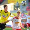 Max Brandt (links) und der SSV Ulm 1846 Fußball verloren auch das zweite Spiel der Saison beim SSV Jahn Regensburg (rechts Torschütze Dominik Kother). 