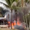 Feuer und Rauch neben einem Wohnhaus in Vinhedo in Brasilien, wo ein Flugzeug abstürzte. 