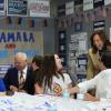 Die demokratische US-Präsidentschaftskandidatin Kamala Harris und ihr Vize-Kandidat Tim Walz besuchen zusammen mit seiner Frau Gwen Walz (links) ein Wahlkampfbüro in Phoenix.