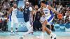 Wembanyama wird von NBA-Meister Jayson Tatum bedrängt. Wembanyama wird von NBA-Meister Jayson Tatum bedrängt.