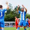 Tobias Rühle (links) und Gökalp Kilic freuen sich über den nächsten Erfolg des FV Illertissen. Sie sind mit ihrer Mannschaft jetzt sogar Tabellenführer in der Regionalliga Bayern.