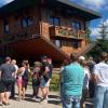 Beim Ausflug in den Bayerischen Wald besuchten die Sielenbacher und ihre französischen Gäste auch den Waldwipfelweg in Sankt Englmar. Dabei machte auch das auf dem Kopf stehende Haus Eindruck.