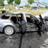 Das Auto brannte komplett aus, die Feuerwehr hatte alle Hände voll zu tun.