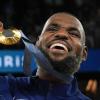 US-Basketballer LeBron James jubelt mit der Goldmedaille. 