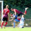 Weder der Wertinger Florian Heiß (Zweiter von rechts) noch Durachs Torwart Fabio Eschbaumer (rechts) kommen an diesen Ball. 