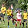 Kreisliga West Fußball; SV Neuburg (gelb) - SpVgg Wiesenbach (weis-rot); hier der SV Neuburg Spieler 4 Kim Wild und der SpVgg Wiesenbach Spieler 8 "C" Piere Heckelmüller   -   -  - 