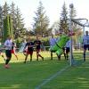 Der FSV Marktoffingen (in Grau-Schwarz) hat das Aufeinandertreffen der beiden Kreisliga-Absteiger gegen die SpVgg Deiningen mit 2:1 gewonnen.