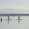 Wassersport mit Stand-Up-Paddle-Boards wie hier am Starnberger See liegt weiter im Trend. (Archivbild)