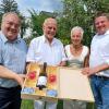 Zur Diamanten Hochzeit gratulierten die Bürgermeister Paul Metz und Michael Smisckek (rechts) mit einem Weinpräsent. In der Mitte: das Jubelpaar Gotthard und Elisabeth Biallas.