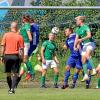 Schretzheims Jakob Feistle (rechts neben dem Schiedsrichter) köpft hier zur 1:0-Heimführung ein. Bei Abpfiff war Gast FC PUZ (blaue Trikots) 6:3 geschlagen und die Tabellenführung erreicht.