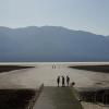 Touristinnen und Touristen besuchen das Badwater Basin im Death Valley National Park in Death Valley, Kalifornien.